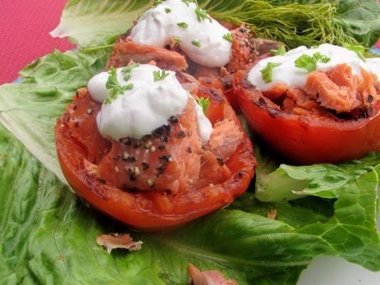 tomates grelhados (grelhados) com salmão fumado