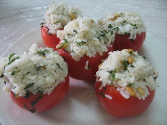 tomates de manjericão recheado com pinhão