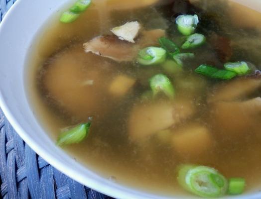 a sopa de miso saudável do domingo (tofu, algas marinhas, cogumelos, etc.)