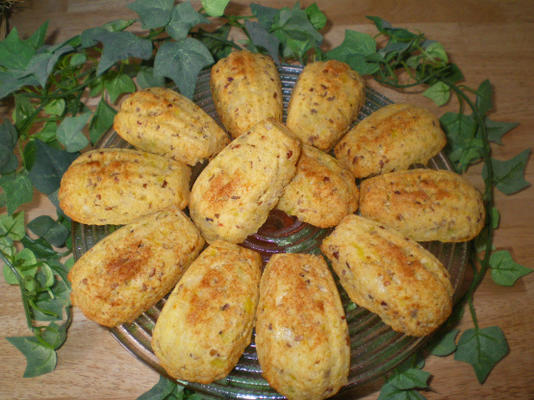 madeleines de milho com alho-poró e nozes