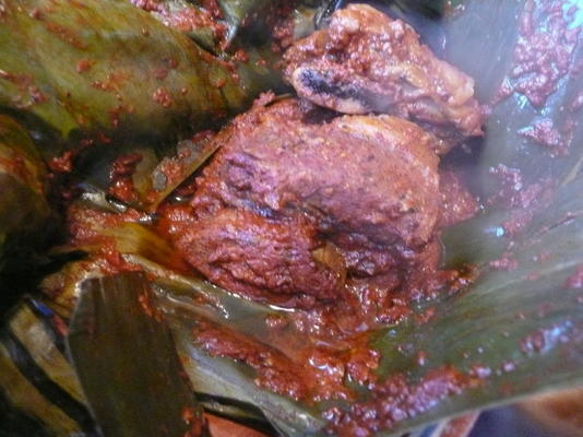 carne com molho guajillo cozido em folhas de bananeira - mixiote de car