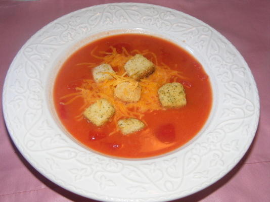 sopa cremosa de queijo de tomate com croutons