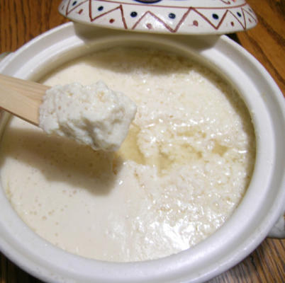 tofu macio caseiro do lado da mesa