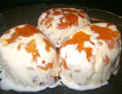 cúpulas de sorvete de damasco e amêndoa