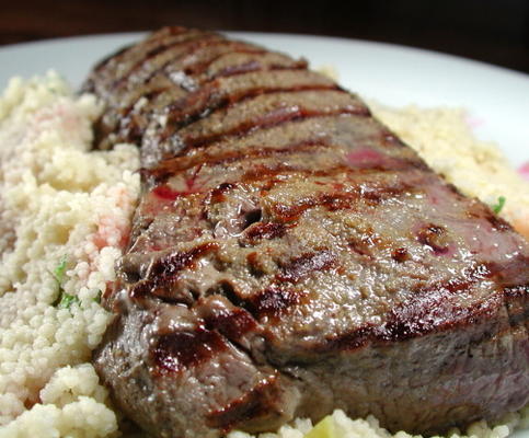 cordeiro quente e salada de cuscuz com melaço de romã