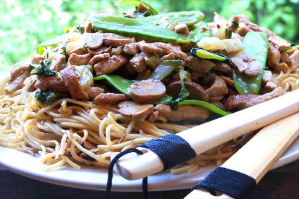 chow mein com camarão e carne de porco