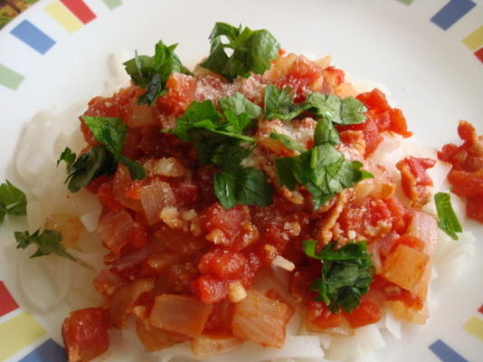 espaguete com tomate, bacon e cebola