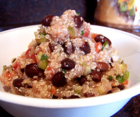 quinoa de feijão preto e tomate