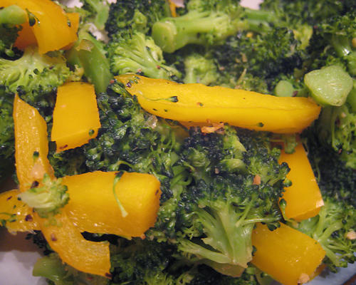 pimentão amarelo gengibre 'n' brócolis