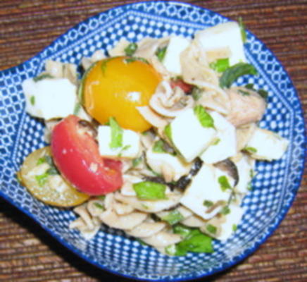 azeitonas, atum e ervas frescas salada de macarrão