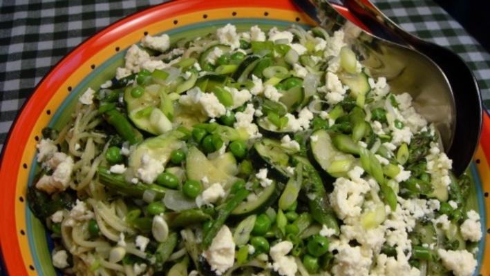 macarrão com legumes e ervas verdes
