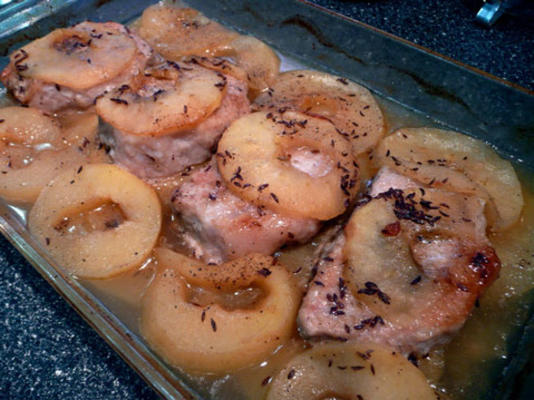 costeletas de porco norueguês com maçãs cominho