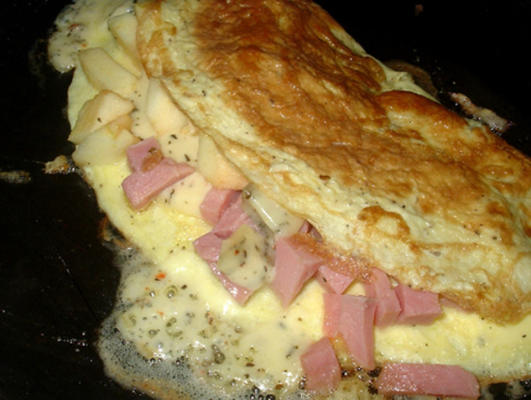 omelete de presunto, maçã e queijo