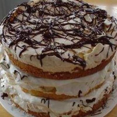 bolo de amêndoa com merengue e recheio de chantilly