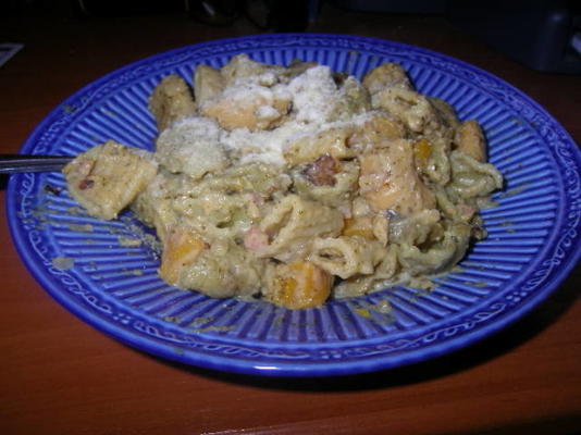 macarrão com abóbora e pesto