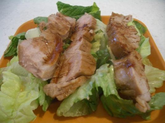 salada de carne de porco caramelizada tailandesa