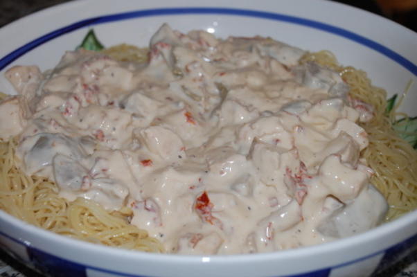 frango / w tomate seco e alcachofra alfredo