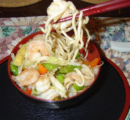 camarão chinês com legumes salteados