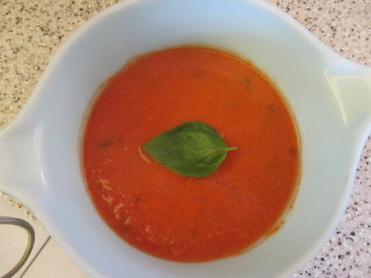 sopa fácil de tomate e manjericão