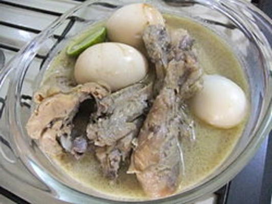 frango indonésio em molho de coco (opor ayam)