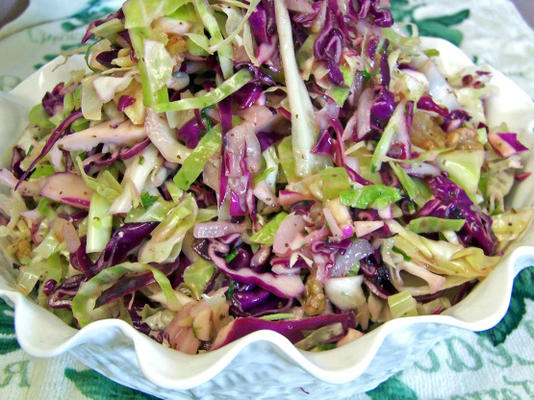 salada de repolho vermelha e verde crocante com nozes cristalizadas