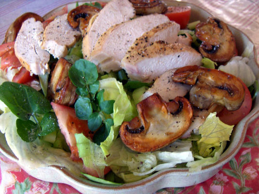 salada de frango com cogumelos salteados