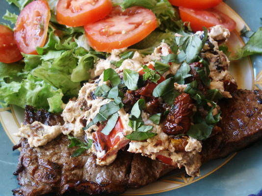 bife com pimentos vermelhos e tomates secos