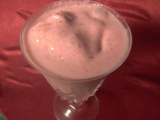 delicioso milk shake de morango cremoso