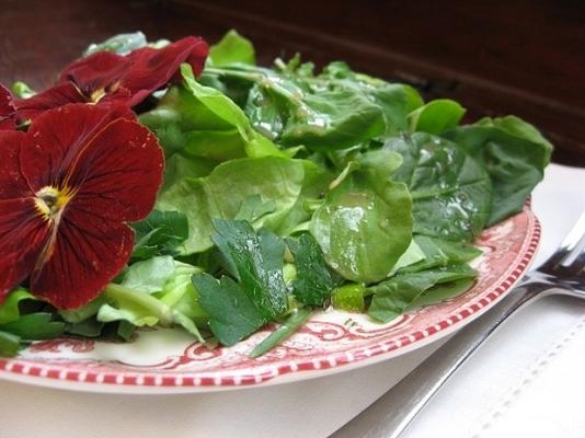 a incrível salada de flores comestíveis com ervas frescas