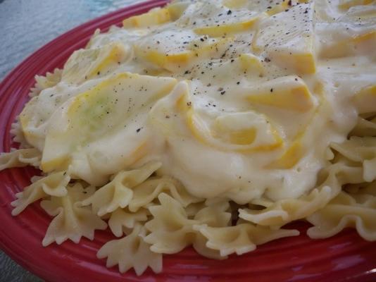 macarrão com molho de abobrinha limão