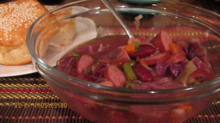sopa de couve e salsicha vermelha