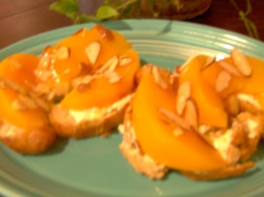 croissant com pêssegos e mel
