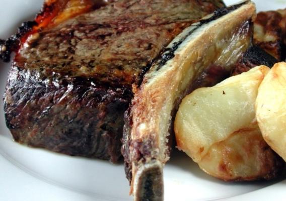 olho de costela de carne assada e vegetais de raiz