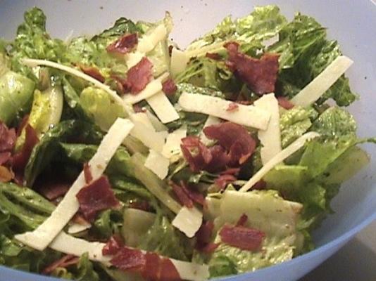 salada de alface romana com batatas fritas de presunto