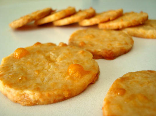 biscoitos de caixa de cheddar-cornmeal icebox