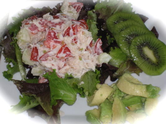 Salada de carne de caranguejo do Caribe com molho de gengibre cremoso