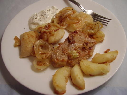 costeletas de porco e pierogies para 2