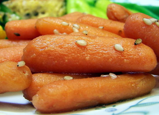 cenouras vidradas de gergelim