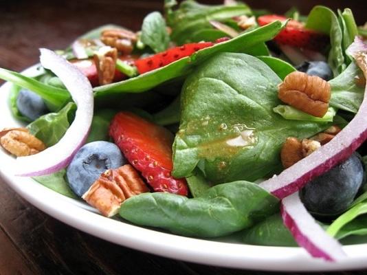 salada de espinafre com bagas frescas no verão