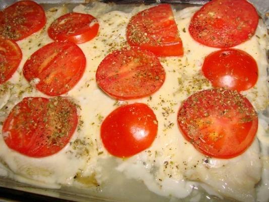 Peixe assado realmente fácil com mozzarella e tomate