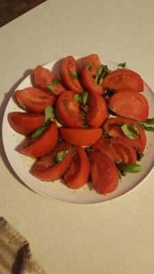 salada de tomate fatiado com alcaparras e manjericão