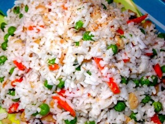 arroz de coco em erupção com especiarias, nozes e ervilhas