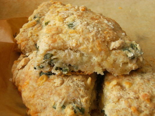 bolinhos gigantes de queijo e manjericão