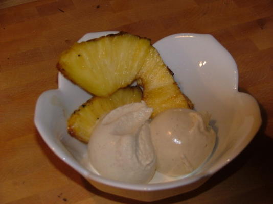 abacaxi grelhado com sorvete de baunilha e canela