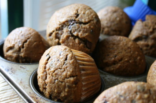 muffins de café com pepitas de chocolate e nozes