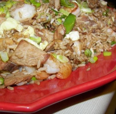 arroz frito com camarão, carne de porco, cogumelos shiitake