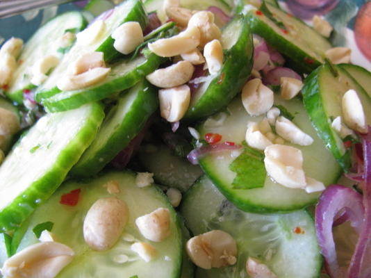 Salada tailandesa de pepino com amendoim torrado