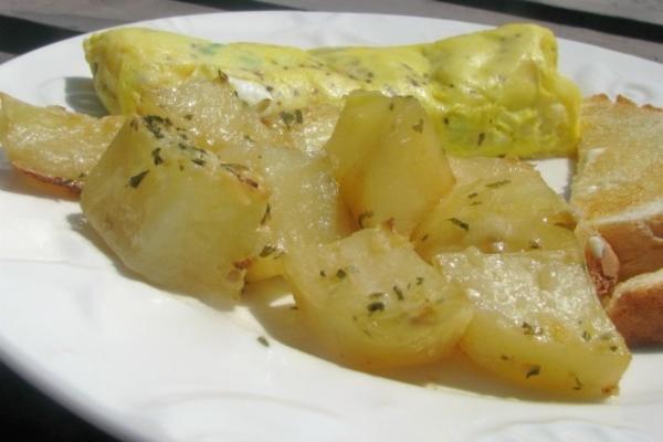 batatas salsa de limão com uma crosta de queijo parmesão