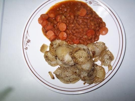 feijões e weiners com batatas fritas