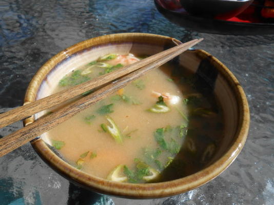 sopa tailandesa de camarão e arroz